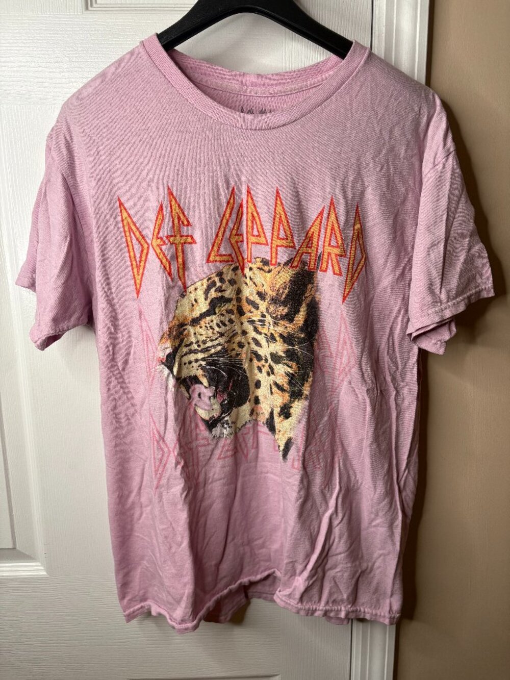 Def Leppard Pink Medium Band T-Shirt